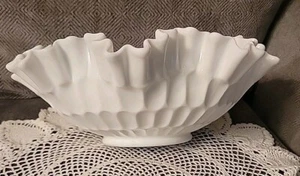 Vintage Fenton Thumbprint ciotola consolle vetro latte 12" vecchio bordo arruffato Virginia - Foto 1 di 7
