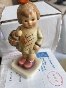 Hummel "Te traje un regalo" #479 - Imagen 1 de 2