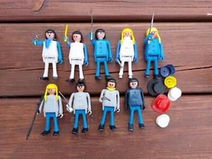 Big Figuren Play Big Playbig 9 Figuren blau mit Kopfbedeckungen Waffen Schwert - Bild 1 von 2