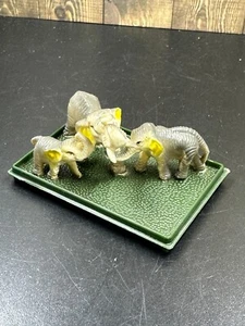 De colección Plástico Elefante Familia de 3 Miniatura Animales Salvajes Safari Hong Kong - Imagen 1 de 6