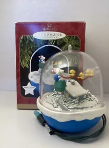 1997 HALLMARK PEANUTS SNOOPY PLAYS SANTA KEEPSAKE ORNAMENT MAGIC MOTION - Picture 1 of 5