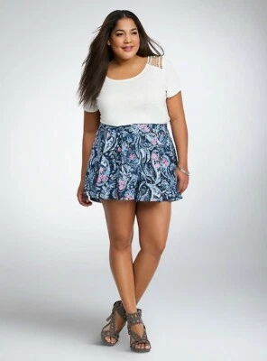 Torrid 0 蓝色佩斯利花卉印花短裤打褶前流畅 — 第 1/4 张图片
