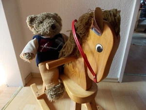 Deko, Bär-nd mit Schaukelpferd (leicht verschmutzt, verstaubt), Holzpferd stabil - Bild 1 von 14