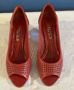 Fayva Retro Vintage Red Perforated Leather Heels Size 5 1/2 M - Picture 1 of 11