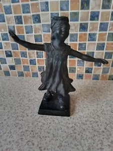 KEINE MANGNETISCHE METALLFIGUR STATUE EDWARDIANISCHES MÄDCHEN SPIELT BLINDE MÄNNER BUFF - Bild 1 von 11