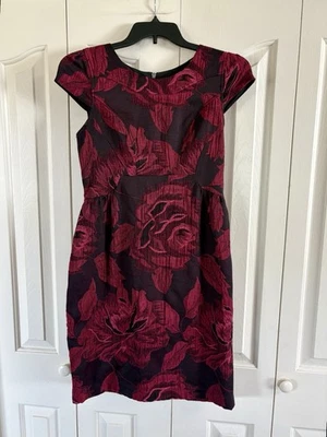 Платье-футляр миди женское TAYLOR с цветочным рисунком черное бордовое с коротким рукавом размер 8 - Изображение 1 из 4