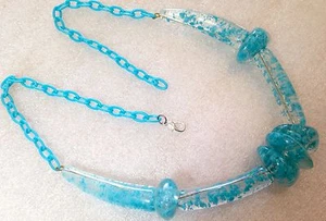 Collar de cuentas enormes de plástico turquesa estilo vintage - Imagen 1 de 3