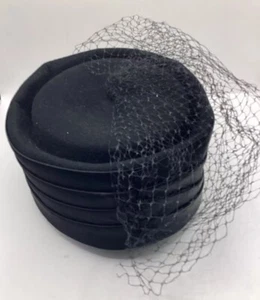 CAROL~YOU ALWAYS KNOW~ Velour Black Pill Box Hat Bow Veil Netting Size Medium - Picture 1 of 5