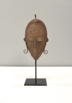 Máscara metálica antigua africana Baule Malí Foto 1 de 3