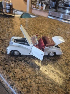 Maisto 1955 Mercedes Benz 300S 1/18 Scale White Diecast Convertible - Image 1 of 3