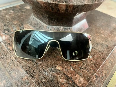 Gafas de sol raras Versace 2037 1002 87 130 marco negro borde dorado escudo silueta  Foto 1 de 4