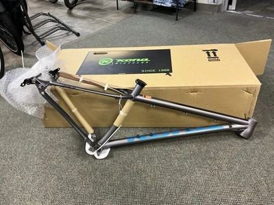 Cuadro pequeño Kona St 2021 nuevo en caja.  Nuevo stock antiguo.  NOS Color Plata Foto 1 de 4