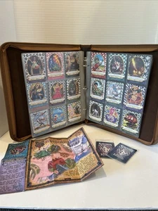 DISNEY’S SORCERERS OF THE MAGIC KINGDOM SPELL CARD BINDER 36 Karten 2 Sealed Pack - Bild 1 von 11