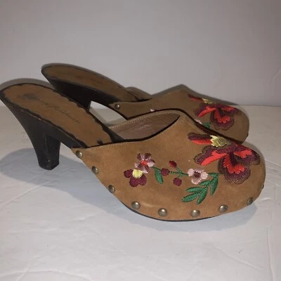 Salto Beverly Feldman marrom camurça bordado floral madeira tamanho 7 hippie retrô - Imagem 1 de 4