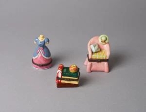 Juego de 3 cajas baratijas vintage de porcelana victorianas, sillas y libros - Imagen 1 de 11