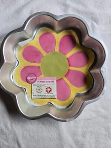 Wilton Kuchenform Flower Power 2105-3055 1998 Vintage Style Kinder Teens Party #OSSH - Bild 1 von 5