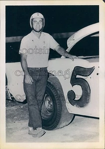 Autorennfahrer Jimmy Finger aus Texas von seinem Auto Pressefoto - Bild 1 von 2