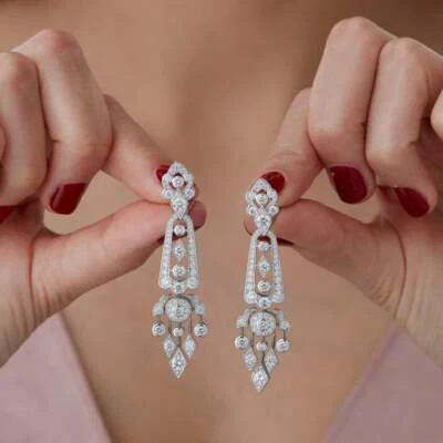 Hermosos pendientes de boda estilo indio brillantes de circonita cúbica redonda de 4,60 quilates  Foto 1 de 4
