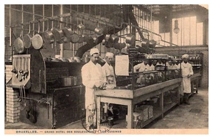 BRUXELLES BELGIUM GRAND HOTEL DES BOULEVARDS KITCHEN & CHEFS 1908 OLD POSTCARD - Picture 1 of 2