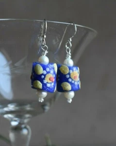 Afrikanische Krobo Perlen Ohrringe mit weißen Perlen, Sterling oder Niob Ohr Drähten - Bild 1 von 6