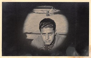 52) FOTOGRAFIA FOTO UOMO FULAR AEROPLANO (?) CAMPO DI CASONI (?) VOLO 1940 - Imagen 1 de 2