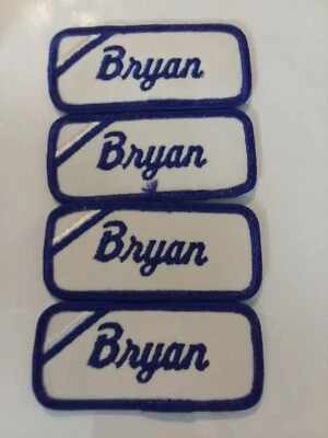 Uniforme de tela "Bryan" (4) etiquetas con nombre bordadas azul sobre blanco. Lote #48 Foto 1 de 2
