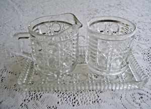VINTAGE GESCHLIFFENES KRISTALLGLAS SAHNEKÄNNCHEN KRUG UND ZUCKERDOSE AUF GLAS TABLETT SCHÖN! - Bild 1 von 9