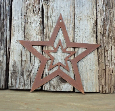 Ржавая металлическая ЗВЕЗДА со ЗВЕЗДОЙ подвесное садовое украшение. Деревенский садовый художественный декор. - Изображение 1 из 4