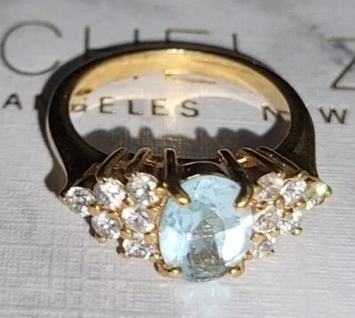 Hermoso Topacio Azul con 6 Piedras Blancas Circonita cúbica - Anillo Chapado en Oro. Foto 1 de 4