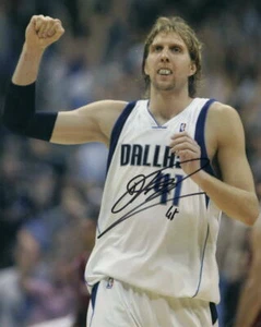DIRK NOWITZKI SIGNIERTES AUTOGRAMM 8x10 FOTO - DALLAS MAVERICKS STAR, NBA LEGEND - Bild 1 von 2