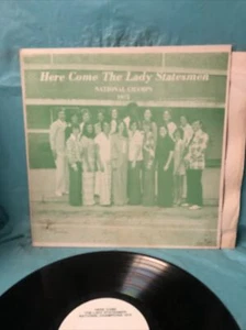 HERE COME THE LADY STATESMEN NATIONAL CHAMPS 1975 - VINYL RECORD - Imagen 1 de 3