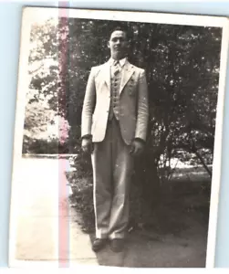 Vintage Foto 1944, junger Mann verkleidet, posiert im Vorgarten, 3,5 x 2,5 - Bild 1 von 2