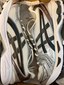 ASICS Gel-Kayano 14, bianco crema nero prugna metallizzata, taglia UK 7, nuovo - Foto 1 di 10
