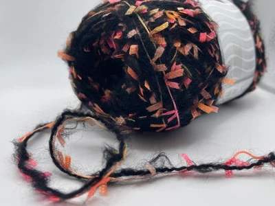 Пряжа для льда Halloween Fantasy Yarn Ice 70245 черная с оранжевыми розовыми флагами 100 г 164 ярда - Изображение 1 из 4