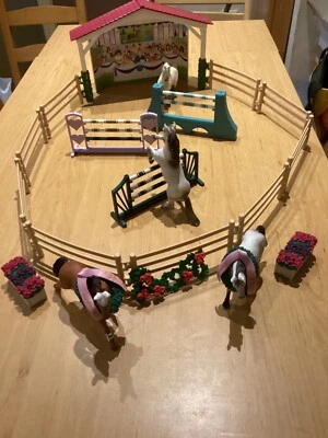 Schleich Horse Club Reitturnier fiele Teile und 4 Pferde - Bild 1 von 4