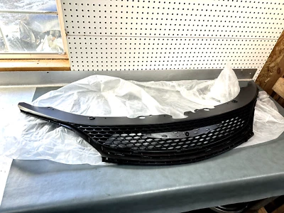 Mopar OEM NOS 68227617AC Radiator Grille 2015-2017 Chrysler 200 2.4L L4 - Image 1 of 4