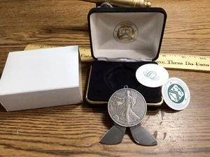 VINTAGE FOLDING POCKET KNIFE USA UNUSUAL DOLLAR COIN 1997 SILVER EAGLE 1 - Picture 1 of 6