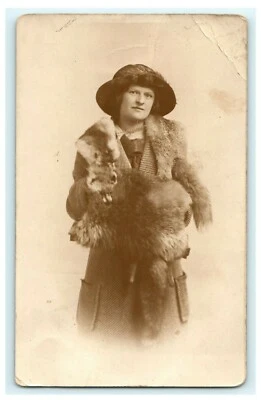 RPPC Mujer Retrato Chaqueta Visón Zorro Esposa con Cabeza  Foto 1 de 2