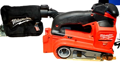 Lijadora de banda Milwaukee 2832-20 M18 combustible 3”-18” (solo herramienta) con 2 correas de lijado Foto 1 de 4