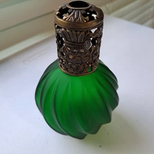 SCENTIER Oil Filled Fragrance Lamp Green Frosted Glass Ornate Metal Cap New Wick - Foto 1 di 13