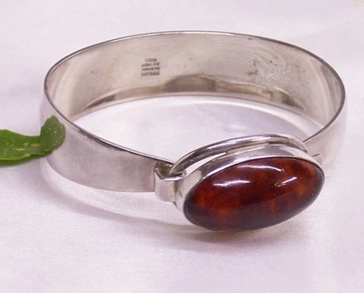 NIELS ERICH FROM, DENMARK, STERLING- SILBER ARMREIFENMIT BERNSTEINCOBOCHON - Bild 1 von 4