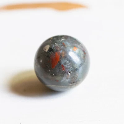 Boule JASPE HÉLIOTROPE ou SANGUIN  18-20 mm Lithothérapie Minéraux Energie Reiki - Photo 1/4