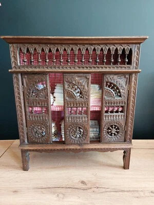 Ancienne armoire bretonne en bois poupee ancienne avec son linge - Photo 1/4