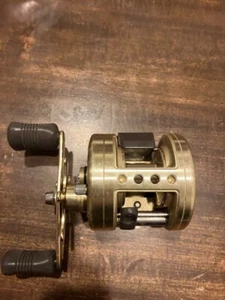 Carrete de baitcasting Shimano Calcutta 200XT mango derecho juego grande usado - Imagen 1 de 8