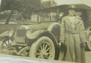 Antiguo Modelo T Coche y Mujer 1920 Albumen Foto NY Placa 4 1/4x 2 1/2 mb168 Automático - Imagen 1 de 3