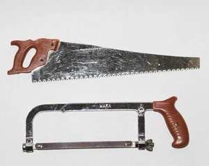 Lote de herramientas de carpintería de juguete pequeño en miniatura de colección sierra de madera manual sierra Marx retro - Imagen 1 de 2