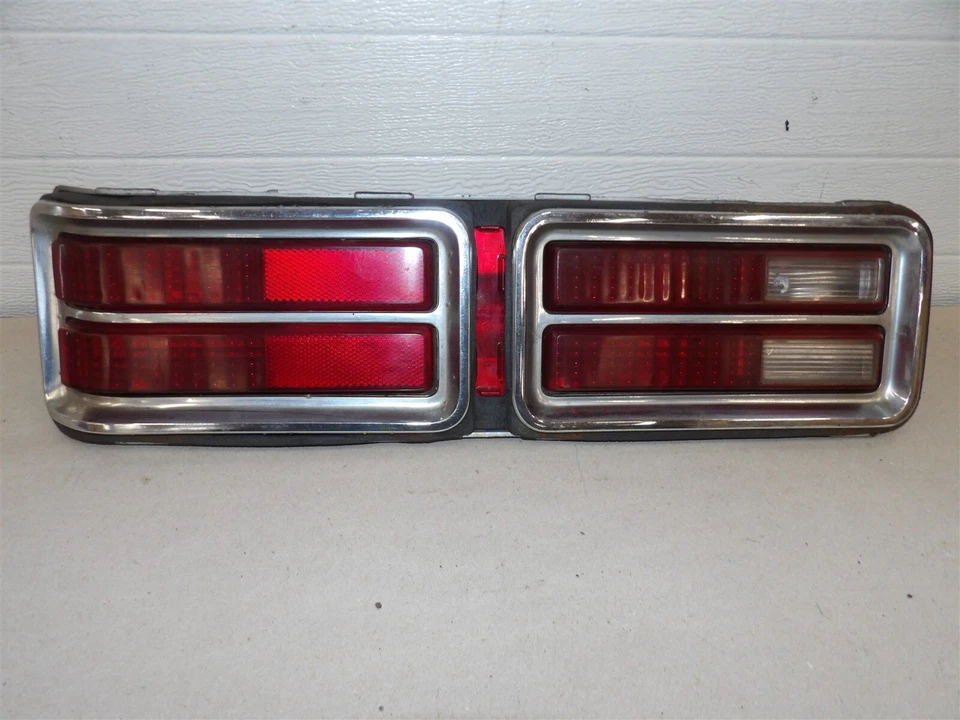 1973 PONTIAC BONNEVILLE CATALINA 2 & 4 PORTAS LH CONJUNTO DE LANTERNA TRASEIRA PARA MOTORISTA - Imagem 1 de 4