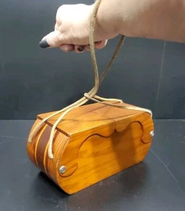 Borsello vintage fatto a mano in legno intarsiato rosso foderato velluto cinghie in pelle - Foto 1 di 14