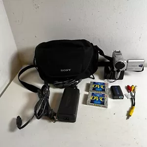 Videocámara digital Sony Handycam DCR-PC101 plateada 2,5 pulgadas LCD portátil mini DV - Imagen 1 de 15