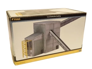 Edificio de distribución de carbón bajo relieve Graham Farish 42-197 (escala N) en caja - Imagen 1 de 1